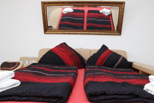 2 cuscini su un letto con una foto appesa al muro di Aparthotel Kompass A 301 a Essen