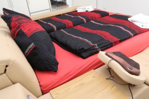 un letto sul retro di una barca di Aparthotel Kompass A 301 a Essen