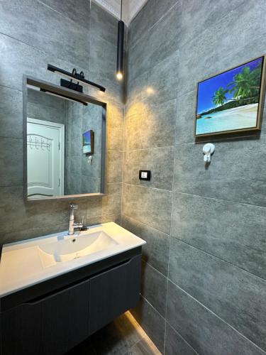 a bathroom with a sink and a mirror at شقة فندقية علي النيل للعائلات بالقاهرة in Cairo