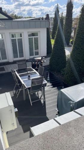 a patio with a table and chairs in front of a house at Mergs Ferienwohnung in Kastellaun
