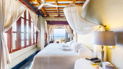 Postel nebo postele na pokoji v ubytování Quinta Maria Cortez Beach Hotel