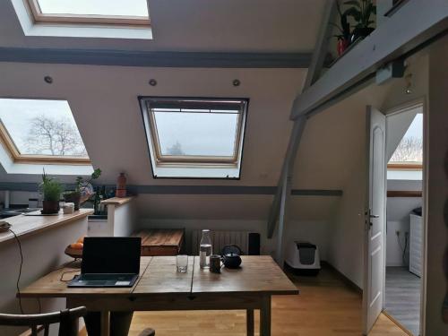 Cette chambre dispose d'une table en bois avec un ordinateur portable. dans l'établissement L écrin de la Capelle, à La Capelle-lès-Boulogne