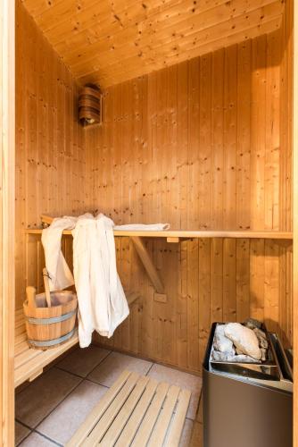 a sauna with wooden walls and a shelf with towels at Haus an der Pferdekoppel B in Fehmarn