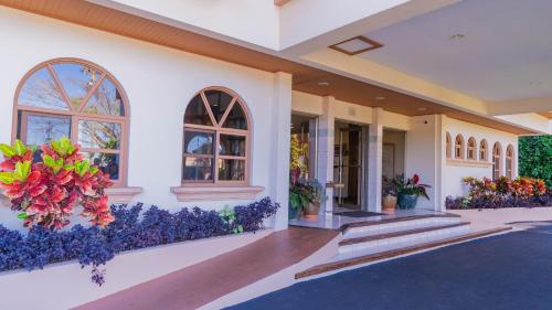 a building with flowers on the side of it at Buena Vista Chic Hotel in Alajuela City