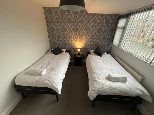 Una cama o camas en una habitación de The BEST house in Bury