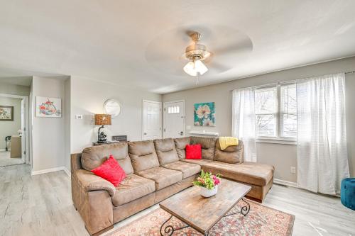 Χώρος καθιστικού στο Welcoming Kentucky Home with Sprawling Views!