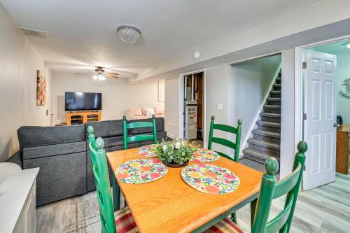 Χώρος καθιστικού στο Welcoming Kentucky Home with Sprawling Views!