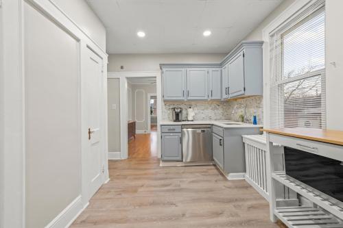 Φωτογραφία από το άλμπουμ του 2-Story Stay with Game Lounge & Free Parking Spots - 5 mins to NYC Train σε Linden