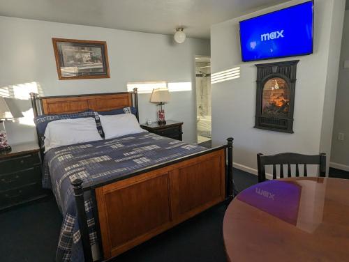 Кровать или кровати в номере Majestic Rockies Motel