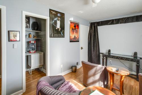 Zona de estar de 2 Mi to Downtown Columbia Home with Theater Room!