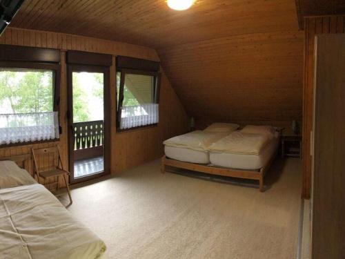 Un pat sau paturi într-o cameră la Lena's Cottage Comfortable holiday residence