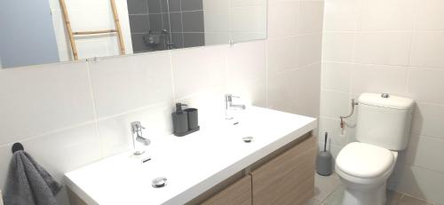 Bilik mandi di Maison Laurencia - Appartement de l'étage