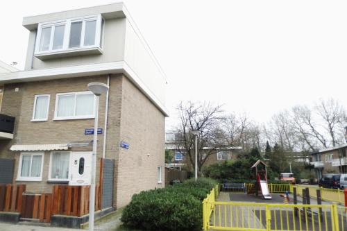 een huis met een geel hek ervoor bij Bed and Breakfast Amsterdam Holy Dove in Amsterdam