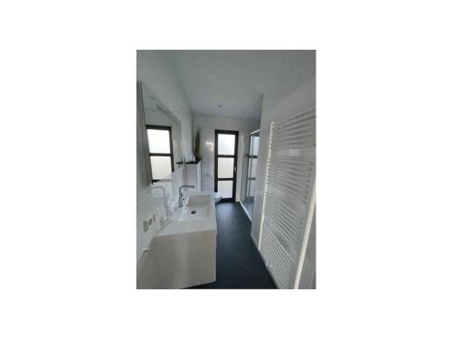 un bagno con due lavandini e due specchi di Sunrise with show kitchen on the IJsselmeer a Enkhuizen