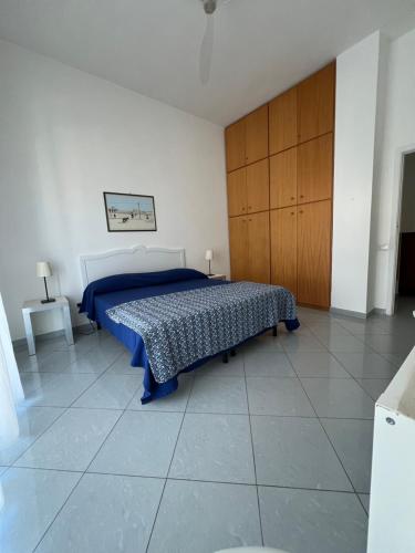 Een bed of bedden in een kamer bij La Casa Lungo Il Mare