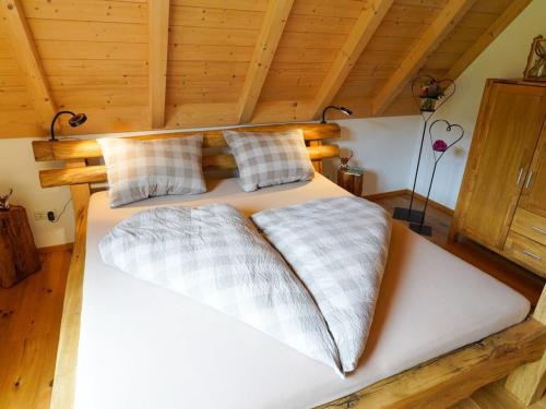 un lit avec deux oreillers dessus dans une chambre dans l'établissement Heimatglück Comfortable holiday residence, à Lautenbach