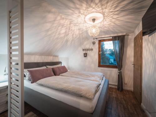 ein Schlafzimmer mit einem großen Bett mit einer Decke, die mit einem Sternemuster dekoriert ist in der Unterkunft Summer house Eifel Comfortable holiday residence in Monschau