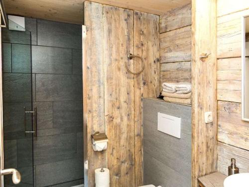Bilik mandi di Holiday home for 16 people in Sietow