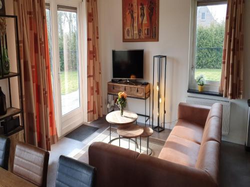 Ảnh trong thư viện ảnh của Luxury holiday home with Spa ở Tzummarum