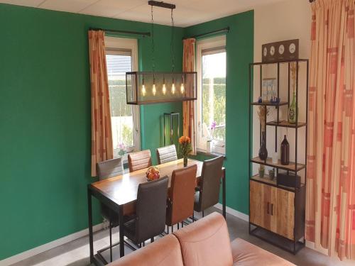 Ảnh trong thư viện ảnh của Luxury holiday home with Spa ở Tzummarum