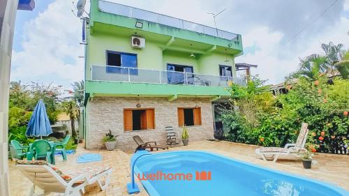 una villa con piscina e una casa di Conforto e lazer em Ilheus perto da Praia da Perola a Ilhéus