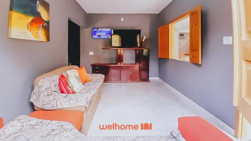 a living room with a couch and a tv at Casa em Ilheus com Piscina Próxima a Praia in Ilhéus