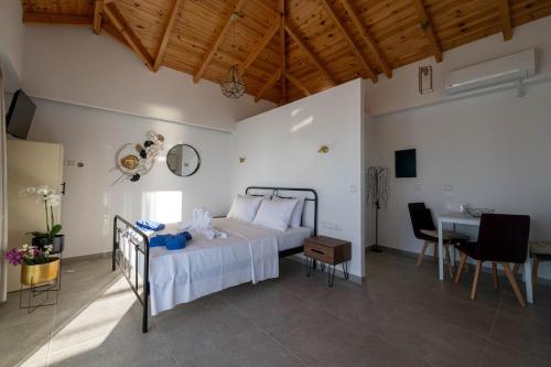 Ένα ή περισσότερα κρεβάτια σε δωμάτιο στο Villa Needa's - Life with private pool