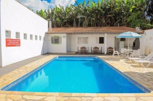 La alberca dentro o cerca de Chácara Salone