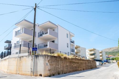 Apartments with a parking space Trogir - 23977