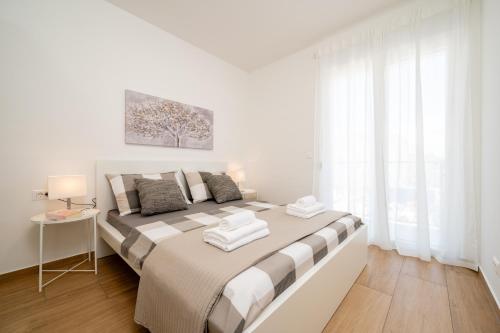 Apartments with parking space Trogir - 23977