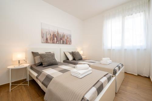 Apartments with parking space Trogir - 23977