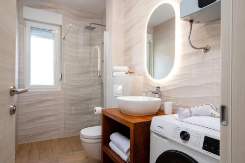 Apartments with parking space Trogir - 23977