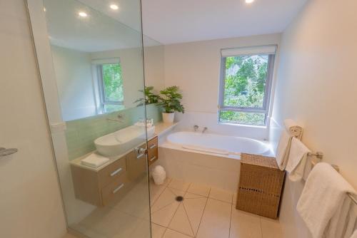 Ένα μπάνιο στο Waves 12 - Beachfront & Pool