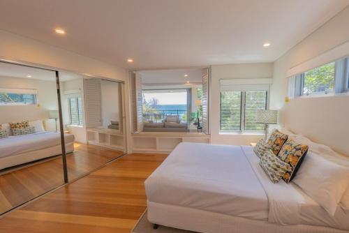 Ένα ή περισσότερα κρεβάτια σε δωμάτιο στο Waves 12 - Beachfront & Pool