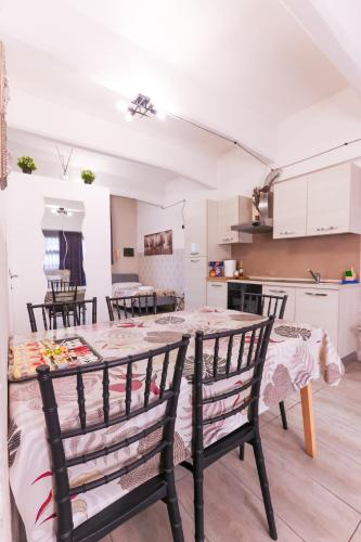 a kitchen and dining room with a table and chairs at casa dolce casa in Rome