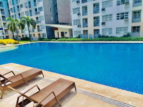 Kolam renang di atau dekat dengan Comfy & Cozy Staycation Davao