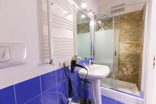 a bathroom with a sink and a shower at casa dolce casa in Rome