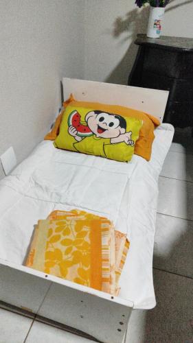 CianorteにあるQuarto casal Cianorteの漫画が描かれた枕が置かれたベッド