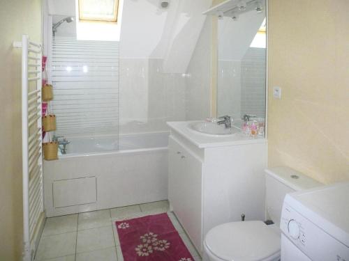 une salle de bain blanche avec un lavabo et des toilettes dans l'établissement House in St Quay near GR34 and Beaches, à Kertugal