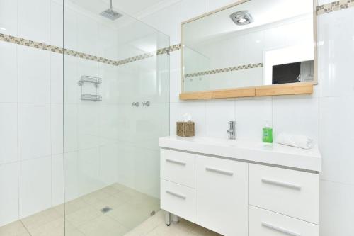 Phòng tắm tại The Palms Retreat - Top Floor Apartment style