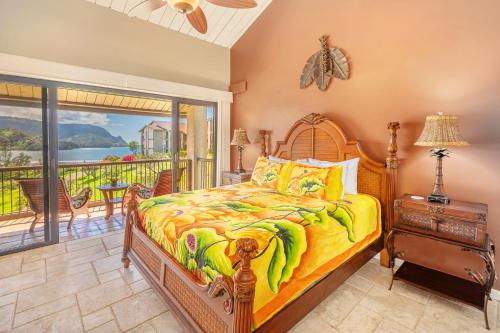 普林斯维尔(4323) 1 Br Hanalei Bay Resort, Ocean view and Plenty of Amenities的一间带床和阳台的卧室