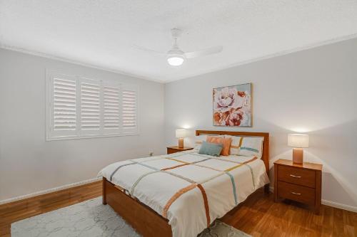 1 dormitorio blanco con 1 cama y 2 lámparas en Kirra Beachside, en Gold Coast