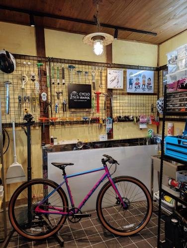 a pink bike parked in a room with a garage at 宙 -Sora- in Onomichi