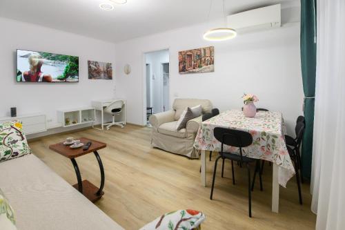 ブカレストにあるDaniela City Apartmentのテーブルとソファのあるリビングルーム