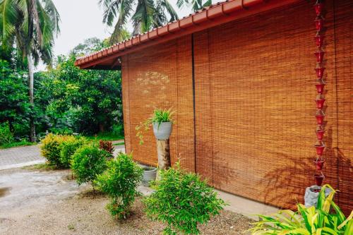 Κήπος έξω από το 2 Swans Apartment Eluketiya