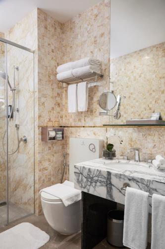 Ένα μπάνιο στο THE FACE Style Hotel