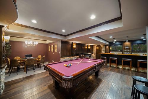 a billiard room with a pool table and a bar at EPIC Group Stay Big Gameroom Bar Arcade Playroom in Olathe