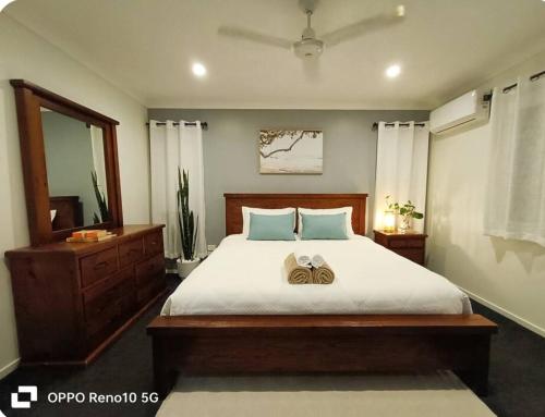 Una cama o camas en una habitación de Executive Suite