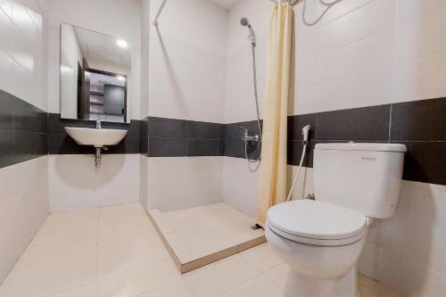 Ένα μπάνιο στο Cozy Design 1BR Apartment at Scientia Residence By Travelio