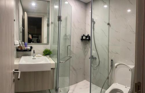 Ένα μπάνιο στο Mas A Masterise - Vinhome Smart City - View Thành Phố - Bàn Làm Việc - Trốn Homestay
